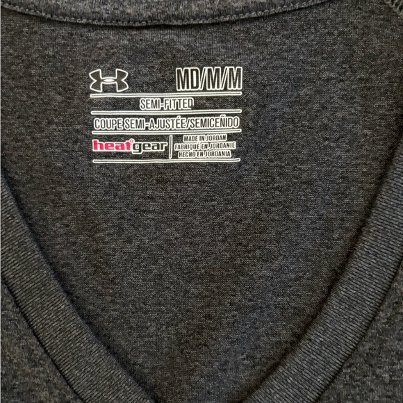 Under Armour Tshirt Women’s Medium Gray Vneck Semi-Fitted Heat Gear Athletic Tee - Picture 2 of 4